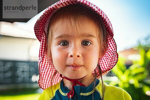 Porträt eines sehr süßen kleinen Kindes mit großen Augen. 2 Jahre altes Baby Mädchen. Baby Entwicklung Konzept