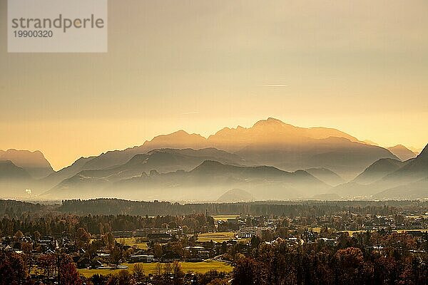 Bergsilhouette in Österreich im Herbst