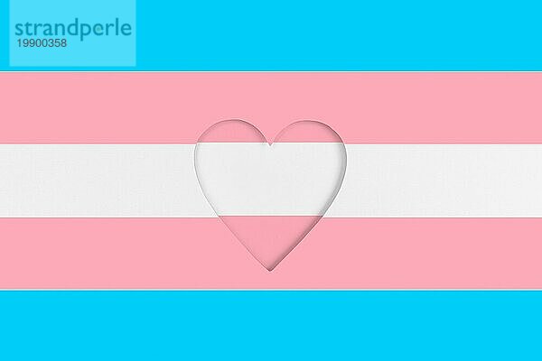 Transgender Flagge als Hintergrund. Bedruckter Karton mit ausgestanzter Herzform. Ansicht von oben