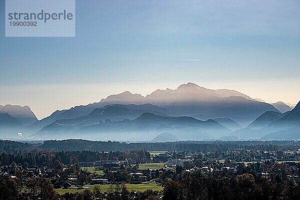 Bergsilhouette in Österreich im Herbst