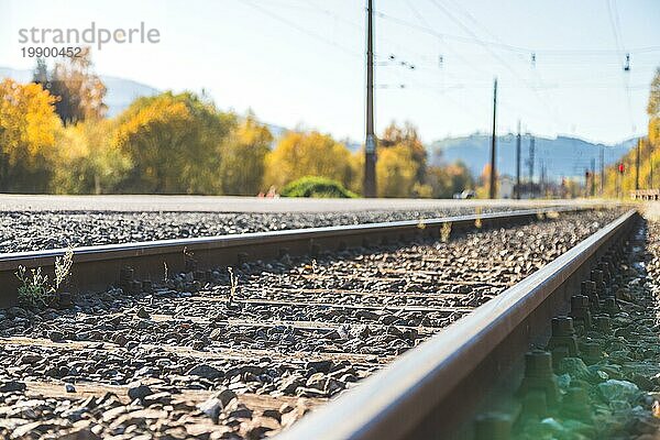 Landschaft einer alten verlassenen Eisenbahn im Herbst. Warmes Licht  nachhaltiges Reisen