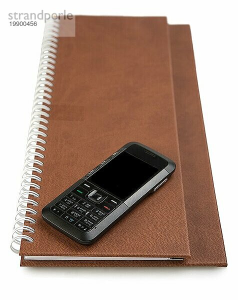 Close up vor einem weißen Hintergrund Telefon und Notebook