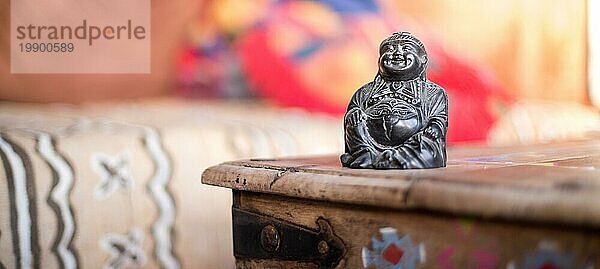 Feng Shui: Buddhastatue auf einem Tisch im eigenen Wohnzimmer