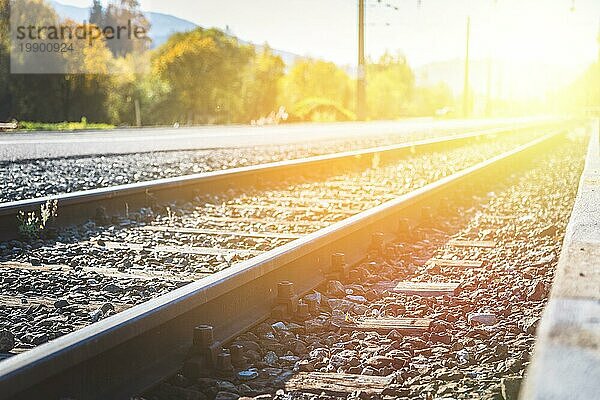 Landschaft einer alten verlassenen Eisenbahn im Herbst. Warmes Licht  nachhaltiges Reisen