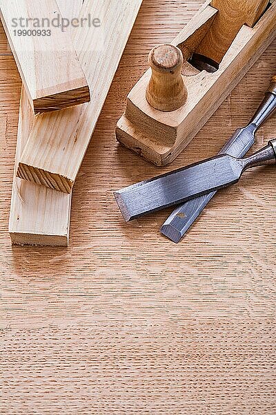 Zimmermannsmeißel Holzarbeiter Hobel und Bretter auf Holzbrett