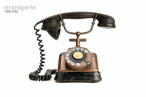 Altes Kupfertelefon mit Bakelit Hörer vor weißem Hintergrund. 30er Jahre Telefon