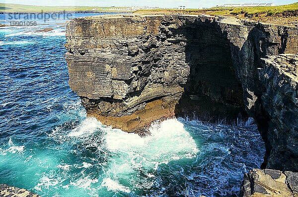 Der Kilkee Cliff Walk ist eine landschaftlich reizvolle  2 bis 3 Stunden dauernde (8 km)  mittelschwere Rundwanderung entlang der Kilkee Cliffs  die am Diamond Rocks Café  Pollock Holes Parkplatz  beginnt