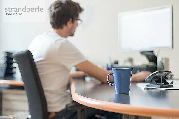 Freiberufler am Morgen  eine Tasse Kaffee