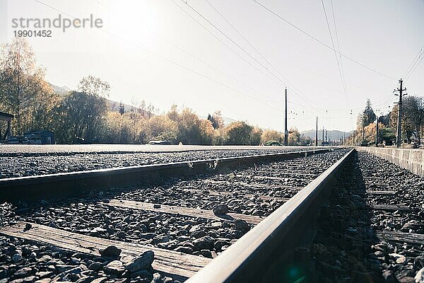 Landschaft einer alten verlassenen Eisenbahn im Herbst. Warmes Licht  nachhaltiges Reisen