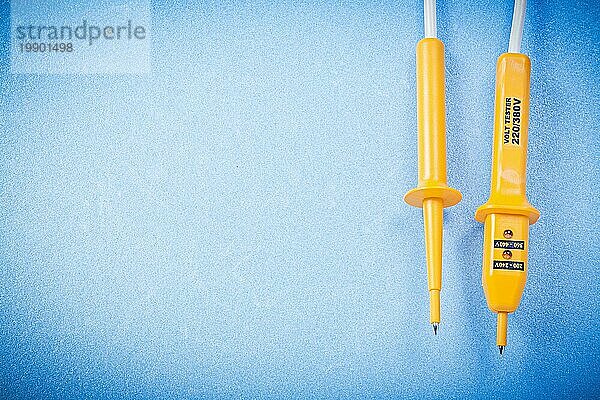Gelbes elektrisches Prüfgerät auf blauem Hintergrund Kopie Raum Elektrizität Konzept