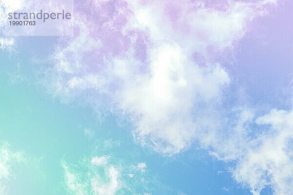 Abstrakter Neon Pastell Hintergrund. Lila und blaugrüner Himmel  getöntes Bild