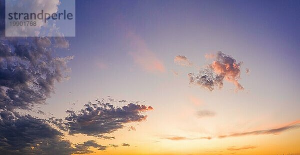 Natürlicher Hintergrund der bunten Himmel  Während der Zeit Sonnenaufgang und Sonnenuntergang. Panorama schießen