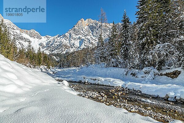 Idyllische Winterlandschaft: atemberaubende Bergkette  schöner Fluss  verschneite Bäume und blaür Himmel