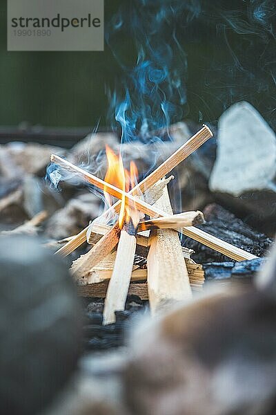 Feuer machen im Wald  Camping im Freien
