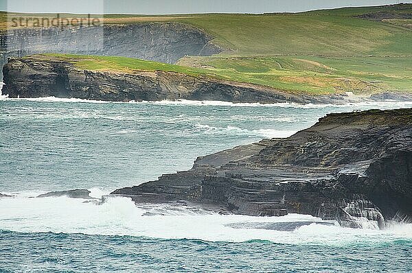 Der Kilkee Cliff Walk ist eine landschaftlich reizvolle  2 bis 3 Stunden dauernde (8 km)  mittelschwere Rundwanderung entlang der Kilkee Cliffs  die am Diamond Rocks Café  Pollock Holes Parkplatz  beginnt