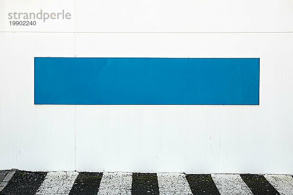 Blank blaün Schild auf weißen Wand an der Außenseite des Gebäudes platziert. Vorlage mock up