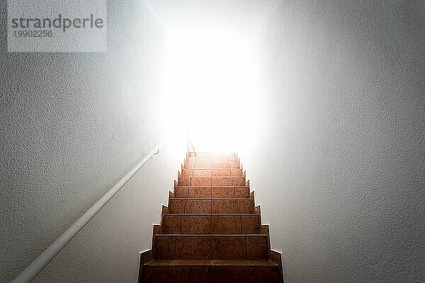 Kellertreppe mit Balustrade. Natürlich helles Sonnenlicht