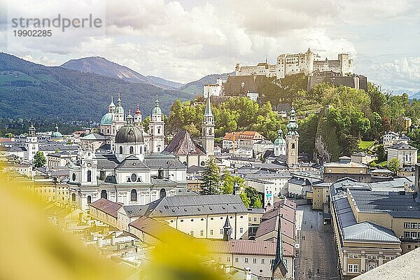 Idyllisches Stadtpanorama von Salzburg im Sommer