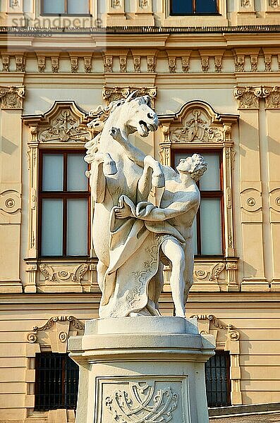 Oberes Schloss Belvedere in Wien  Österreich. Barocke Pferdestatue neben dem Eingang des Schlosses Vorderansicht  vertikales Foto