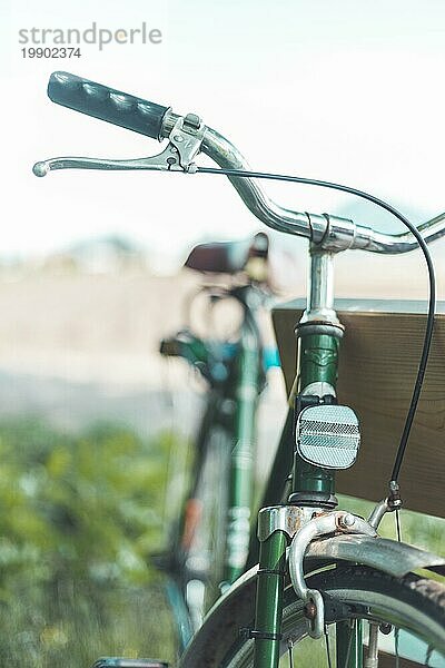 Frontalaufnahme eines Vintage Retro Fahrrads  Kopfreflektoren und unscharfer Hintergrund