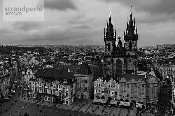 Ein Schwarzweißbild des Altstädter Ringes in Prag