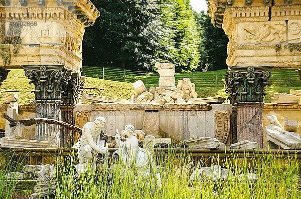 Wien  Österreich 2013 07 08 Blick auf den Gartenbrunnen im Schloss Schonbrunn. Touristisches Ziel