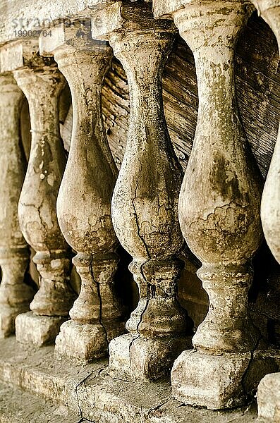 Reihe antiker kleiner Säulen in Nahaufnahme