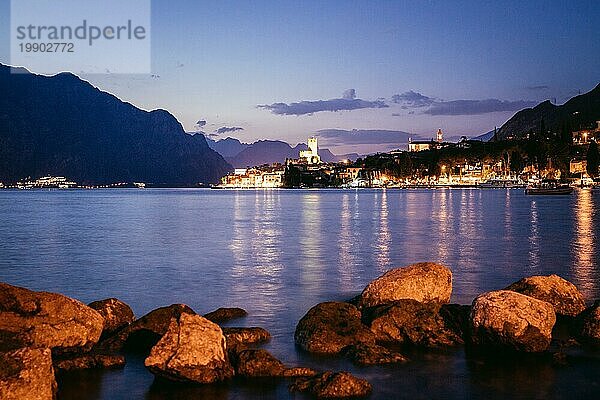 Schöne Nachtlandschaft mit niedlichem kleinen Dorf  Gardasee  Italien. Steine im Vordergrund