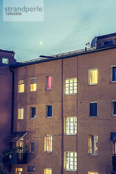 Moderner Wohnblock in der Abenddämmerung  urbanes Stadtleben