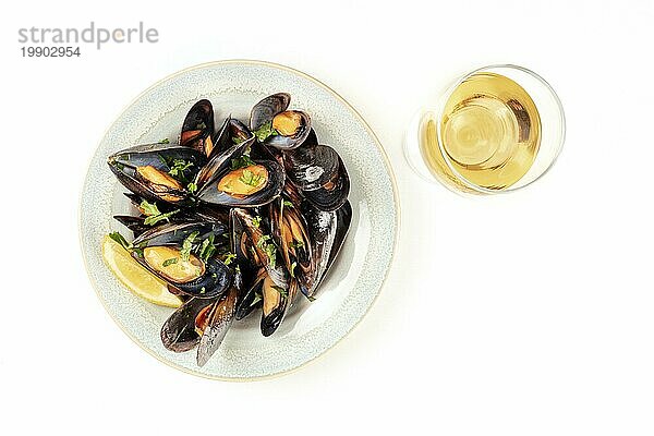 Marinara Muscheln  moules mariniere  Aufnahme von oben auf weißem Hintergrund mit einem Glas Wein und Kopierraum