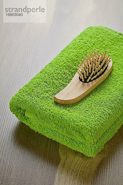 Haarbürste auf grünem Handtuch