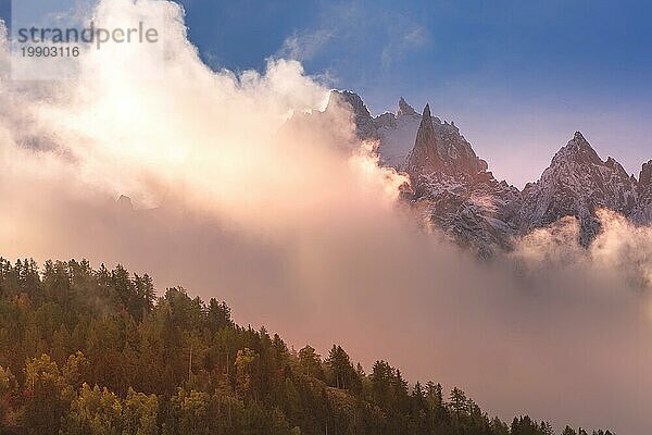 Französisch Alpen  Europa  fantastische Abend Schnee Berggipfel Landschaft Hintergrund. Bunte rosa und blaün Wolken bedeckten Himmel