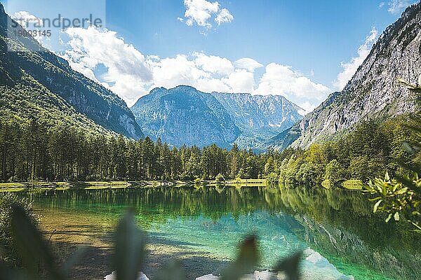 Bergsee mit Bergsilhouette im Hintergrund  Bluntautal  Sommerzeit