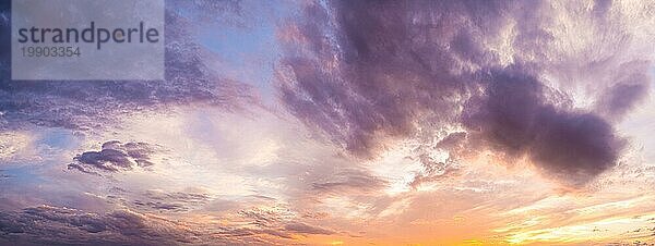 Natürlicher Hintergrund des bunten Panoramahimmels  während der Zeit des Sonnenaufgangs und des Sonnenuntergangs