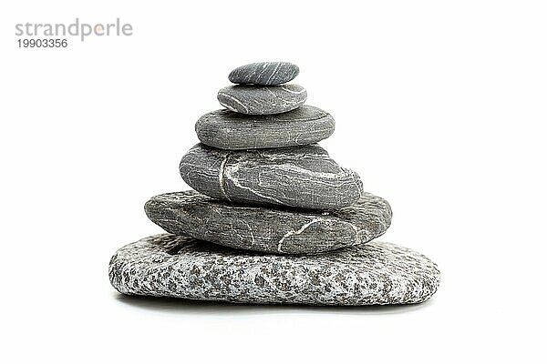 Balancierende Steine vor weißem Hintergrund. Balancierende Kieselsteine. Leben Gleichgewicht und Harmonie Konzept