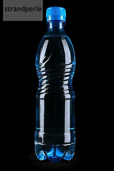 Blaue Flasche auf schwarzem Hintergrund