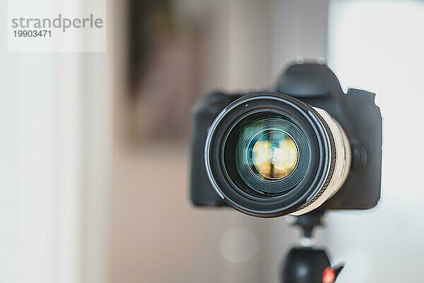 Nahaufnahme einer professionellen Fotokamera auf einem Stativ  Objektiv