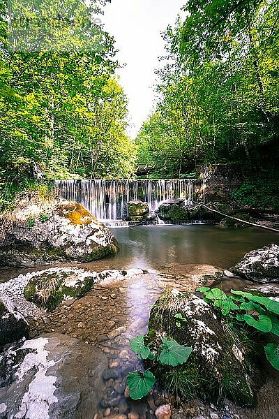 Schöner Bergwasserfall im Wald  Langzeitbelichtung. Österreich