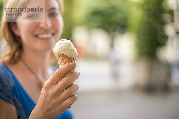 Junges Mädchen genießt Eis im Sommer  unscharf