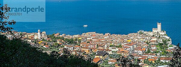 Idyllische Küstenlinie in Italien: Blaues Wasser und ein niedliches Dorf am Gardasee  Malcesine  Sonnenuntergang