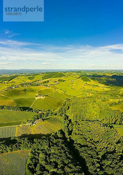 Südsteirische Weinberge Luftbildpanorama Landschaft. Blick von der Weinstraße auf die Weinberge im Sommer. Touristisches Ziel  Reiseziel