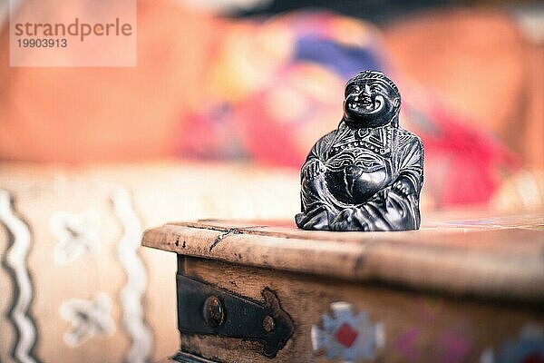 Feng Shui: Buddhastatue auf einem Tisch im eigenen Wohnzimmer