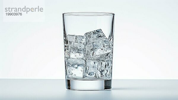 Ein durchsichtiges  mit Eiswürfeln gefülltes Glas auf weißer Oberfläche  das ein Gefühl von Kälte und Erfrischung vermittelt Ai generated