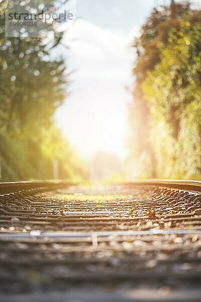 Landschaft einer alten verlassenen Eisenbahn im Herbst. Warmes Licht  nachhaltiges Reisen