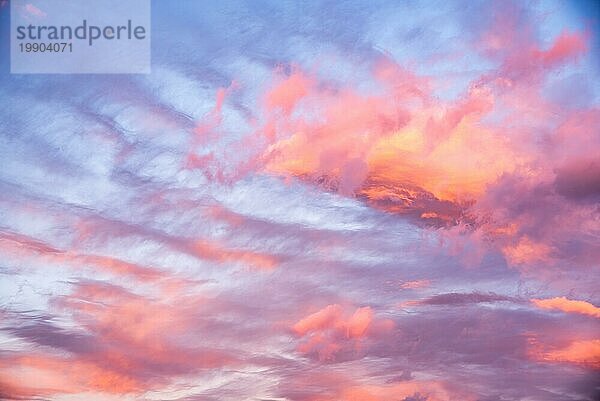 Wolken am Himmel Himmel rosa und blaün Farben. Himmel Symbolbild natürlichen Hintergrund