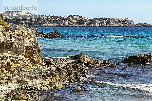 Felsenküste bei Peguera im Westen Mallorcas an einem sonnigen Frühlingstag