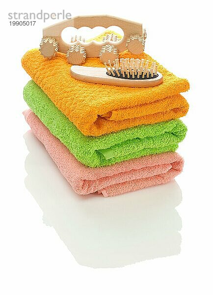 Massagegerät und Haarbürste auf Handtüchern