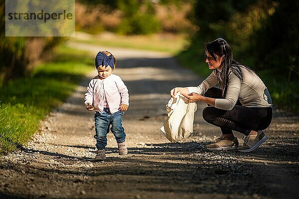 Mutter mit 12 Jahre altem Baby bei einem Spaziergang im Wald. Herbsttag. Waldlandschaft