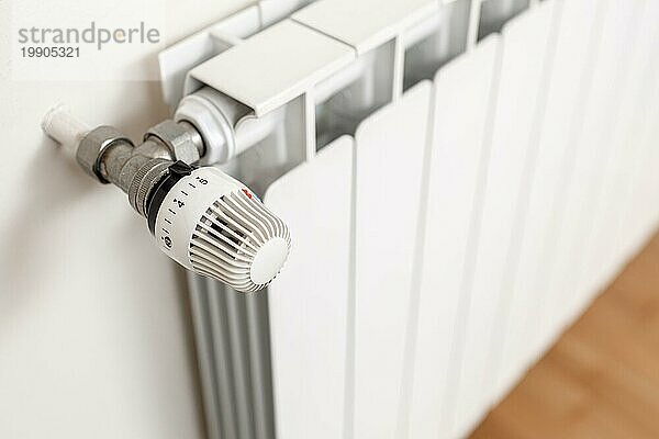 Heizkörperthermostat mit Anzeige der Höchsttemperatur. Konzept der Verschwendung und des Aufwands beim Heizen