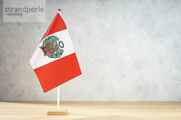 Peru Tischflagge auf weißer  strukturierter Wand. Kopierraum für Text  Entwürfe oder Zeichnungen